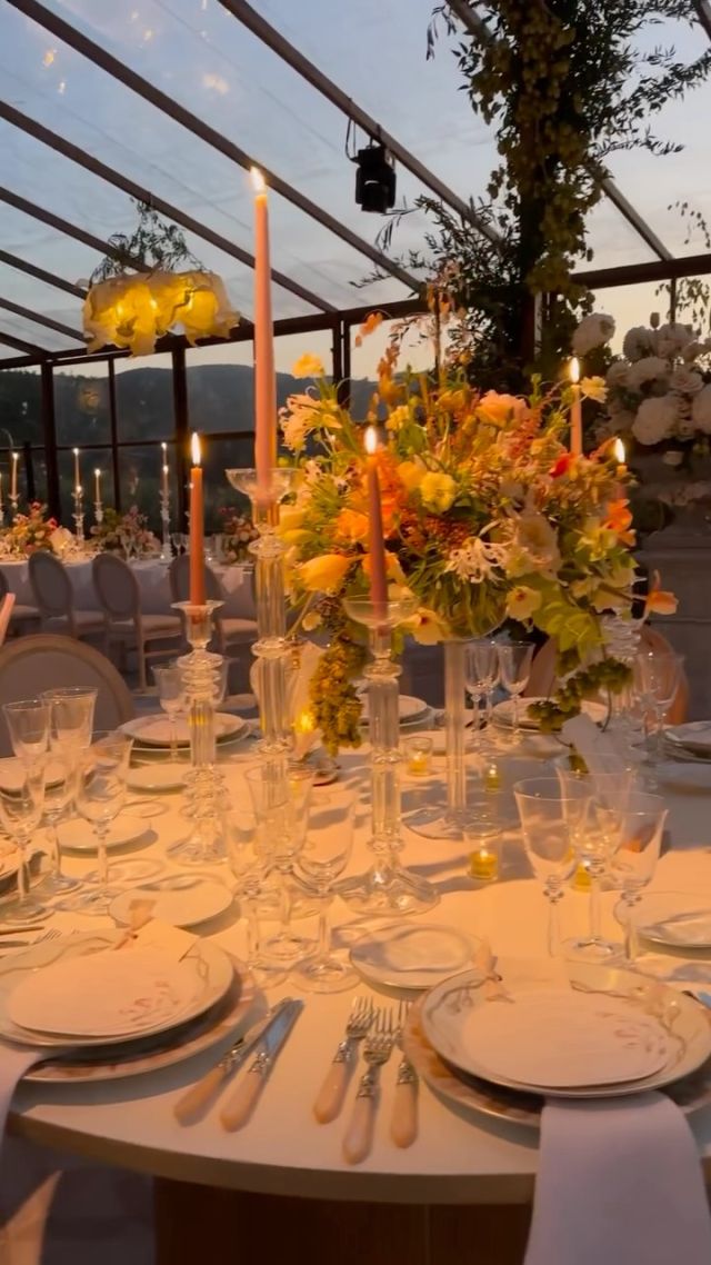 Happy anniversary to Jasmine & David! Here is a look back at their elegant and timeless reception space overlooking the rolling hills of Tuscany 🤍 

Planning: @jzevents 
Design: @lakecomoweddings 
Location: @rosewoodcastigliondelbosco 
Florals: @tulipinadesign 
Entertainment: @elanartists 
Printed goods: @laidlerandlaidler 
Local artist: @jes.artist_designer 
Plates: @mariedaage 

#TheLakeComoWeddingPlanner #Tuscany #Toscana #Wedding #DestinationWedding #Floral #FloralDesign #WeddingInspiration #WeddingPlanning #WeddingDecor #Italy