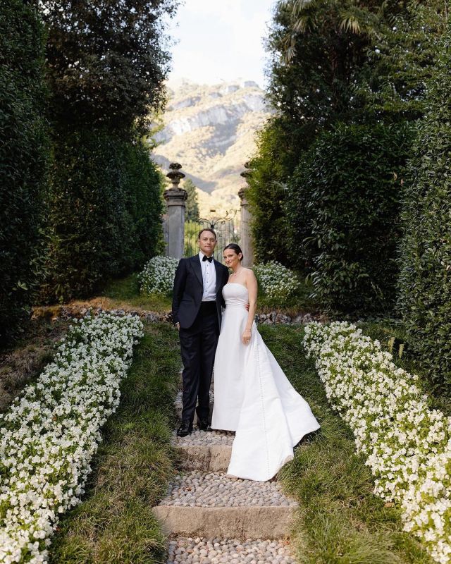 A trip around the sun as husband and wife for Cara & Lucas 🤍 Happy anniversary to you both! @lakecomoweddings @cinziabruschini @villasolacabiati @marco.failla 

#TheLakeComoWeddingPlanner #LakeComo #LagodiComo #Wedding #WeddingPlanning #WeddingInspiration #Italy