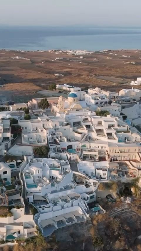 We’ve arrived in Santorini to discover the @canavesepitome with @embarkbeyond a truly unique and fabulous setting for a wedding or event. With uninterrupted sunset views from the pool terrace. Stay tuned to discover more. Thanks to @mitheoevents and @elanartists 
#santorini #santoriniwedding #europeanweddinglocations #destinationwedding #greecewedding #destinationevents #weddingplanner #santorini #greekislands